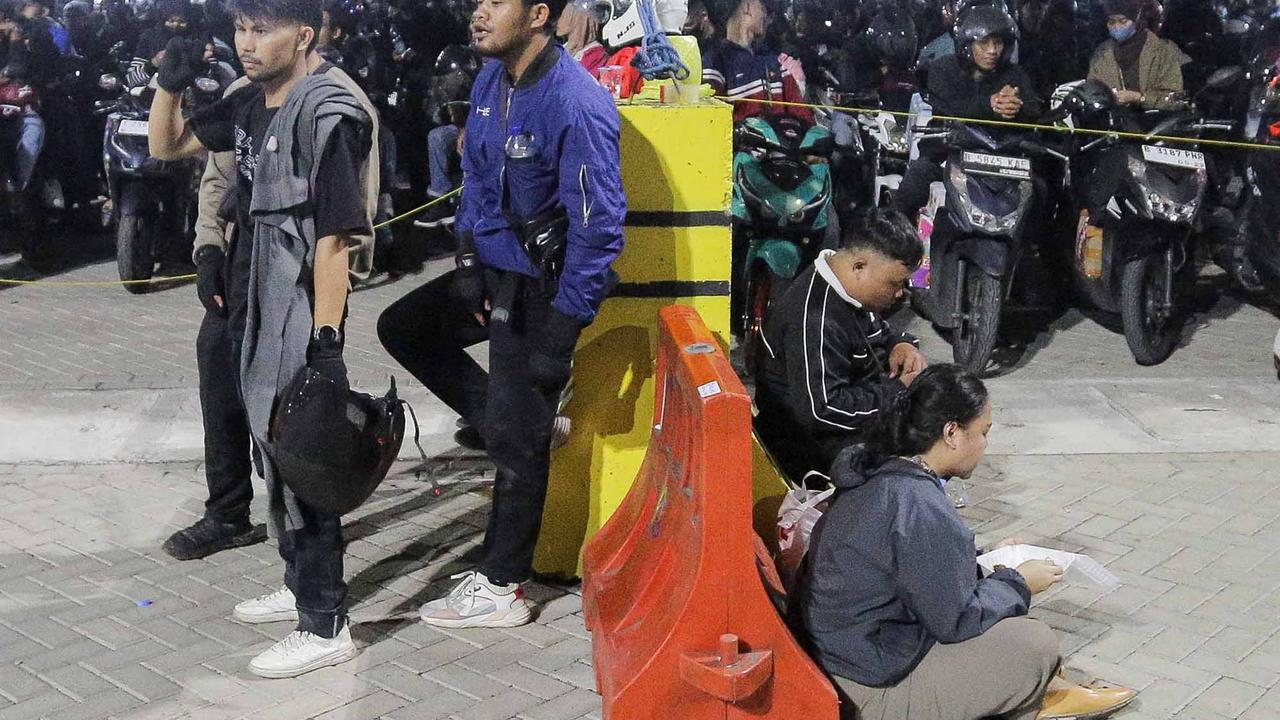 FOTO: Sambil Tidur di Motor, Warga Antri Masuk Kapal Di Puncak Arus Mudik Ciwandan