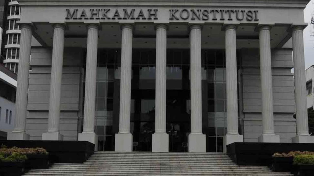 Gugatan terhadap sistem Pemilu 2024 ke Mahkamah Konstitusi menuai pro dan kontra. 8 Fraksi di DPR menolak keras dengan sistem pemilu coblos partai. Mereka ingin tetap pemilu digelar dengan coblos caleg seperti pada sebelumnya. Terlebih saat Denny Indrayan