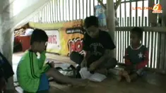 Kemiskinan memaksa seorang janda dan 3 anaknya di Pandeglang, Banten, tinggal di sebuah bangunan bekas kandang ayam. 