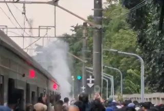 Kereta rangkaian listrik (KRL) KA 1336 rute Jakarta Kota-Bogor mengalami gangguan di jalur 1 Stasiun Universitas Pancasila, Jakarta Selatan, Selasa (10/2/2026).