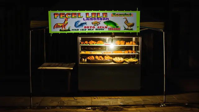 Warung Pecel Lele pinggir jalan (Foto: Reve Art AI)
