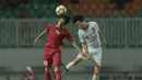 Duel pemain Timnas Indonesia U-23, Hanif Syahbandi (kiri) dengan pemain Korea Selatan U-23, Lee Seung-mo pada laga uji coba di Stadion Pakansari, Bogor, (23/6/2018).  Indonesia U-23 kalah 1-2 dari Korea U-23. (Bola.com/Nick Hanoatubun)