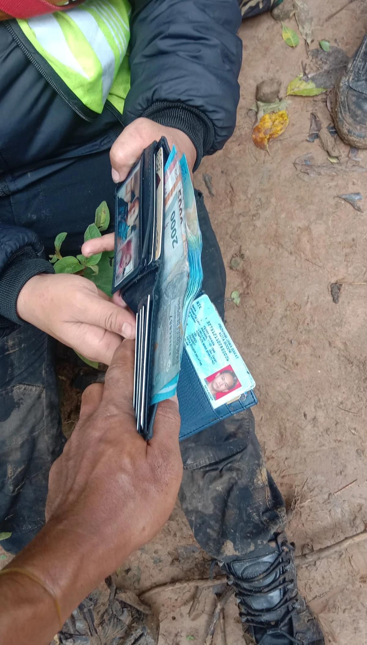 Di Lokasi Pencarian, Tim SAR Gabungan Temukan Barang Kru dan Penumpang ATR 42-500