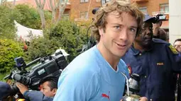 Kapten Uruguay Diego Lugano tiba di hotel tempat tim menginap di Johannesburg, 4 Juli 2010, beberapa jam sebelum berangkat ke Cape Town jelang laga semifinal PD 2010 lawan Belanda. AFP PHOTO / MARIANA SUAREZ