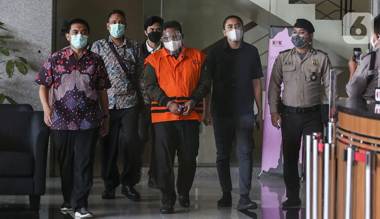 Wali Kota Tanjung Balai M Syahrial (MS) usai menjalani pemeriksaan di Gedung KPK, Jakarta, Sabtu (24/4/2021). KPK resmi menahan M Syahrial karena diduga kuat telah menyogok penyidik KPK, Stepanus Robin Pattuju, senilai Rp 1,5 miliar. (Liputan6.com/Johan Tallo)