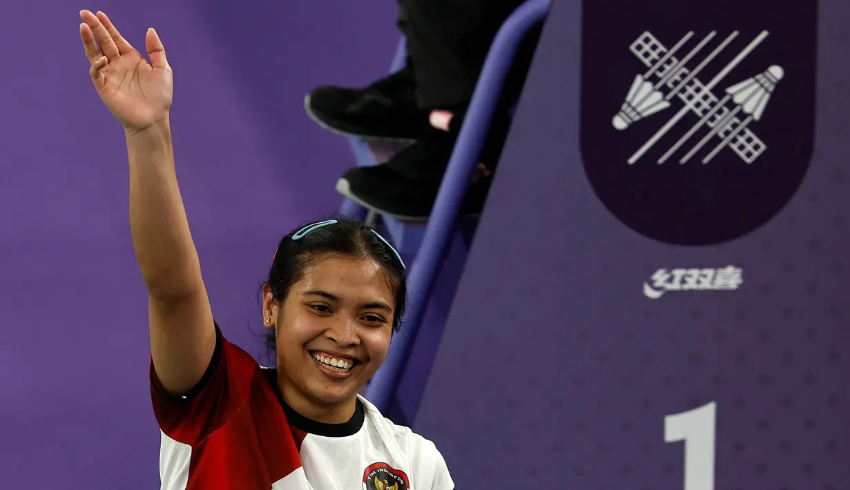 Pebulutangkis tunggal putri Indonesia, Gregoria Mariska Tunjung merayakan kemenangan atas Ratchanok Intanon dari Thailand dalam pertandingan perempat final bulu tangkis tunggal putri selama Olimpiade Paris 2024 di Porte de la Chapelle Arena, Paris, 3 Agustus 2024. (Luis TATO/AFP)