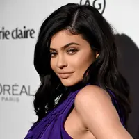 “Mereka (Kylie dan Travis) telah bercerita kepada teman-temannya sejak beberapa minggu yang lalu. Dia (Kylie) sangat senang dan begitu juga dengan Travis!” ujar sumber. (AFP/Frazer Harrison)
