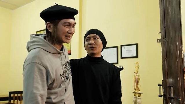 Anji mengajak Rofi untuk nge-prank para pelanggan yang datang makan sate Padang. (Foto: YouTube0