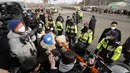 Media menunggu Jin BTS tiba sebelum ia masuk wajib militer untuk bertugas di dekat pusat pelatihan tentara di Yeoncheon, Korea Selatan, Selasa (13/12/2022). Selain datang langsung ke lokasi, komunitas yang menyebut dirinya ARMY tersebut juga menaikkan tagar #UntilWeMeetAgainJin di media sosial. (AP Photo/Ahn Young-joon)