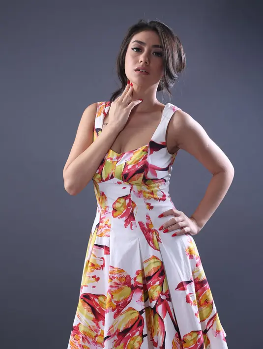 Video yang beredar itu, terlihat Celine Evangelista keluar dari sebuah ruangan spesialis rumah sakit. Dalam rumah sakit yang menjadi langganan banyak selebriti itu, ibu dua anak itu mendatangi bagian Obgyn. (Febio Hernanto/Bintang.com)