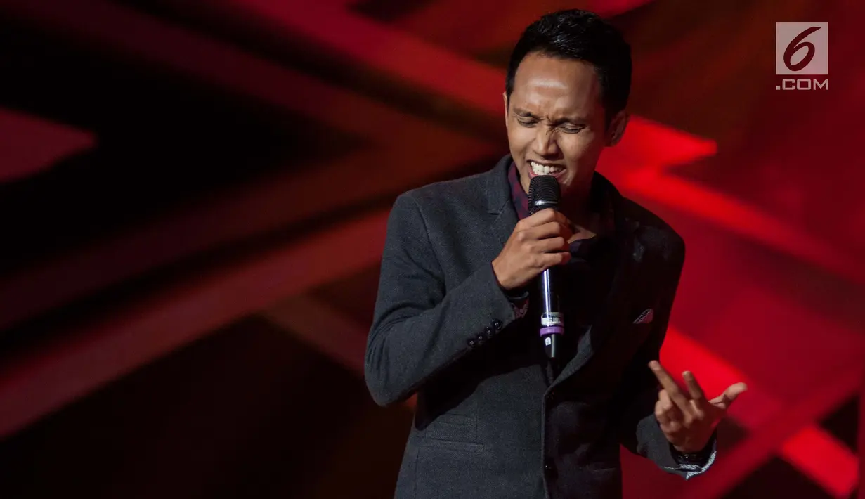Freza Anhar saat beraksi di acara Bintang Panggung Asik di Studio 1 Indosiar, Jakarta, Jumat (19/5). Bintang Panggung Asik adalah kontes bernyanyi yang diselenggarakan oleh Vidio.com bersama dengan Telkomsel (AS). (Liputan6.com/Gempur M Surya)