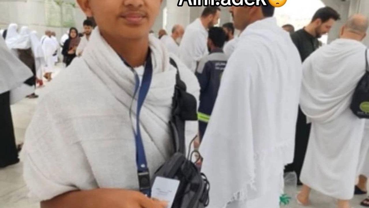 Tak hanya itu, ia juga mengunggah potret almarhum adiknya seorang diri saat sedang memakai kain ihram.