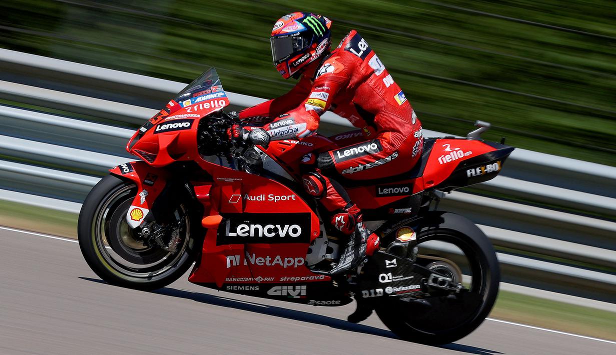 Spoiler swingarm atau dikenal dengan rear spoiler merupakan perianti yang digunakan untuk mengalirkan angin ke belakang ban. Alat ini memiliki kemampuan untuk menurunkan suhu ban hingga sekitar 7 derajat celcius sehingga dapat meningkatkan performa ban. (AFP/Joe Klamar)