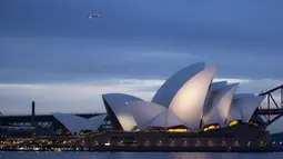 Sebuah pesawat Qantas yang dicat khusus melakukan penerbangan selama 100 menit di atas langit Sydney, Australia, pada 16 November 2020. Qantas Airlines, telah berdiri selama 100 tahun, menjadikannya salah satu maskapai penerbangan tertua yang terus beroperasi di dunia. (Xinhua/Bai Xuefei)