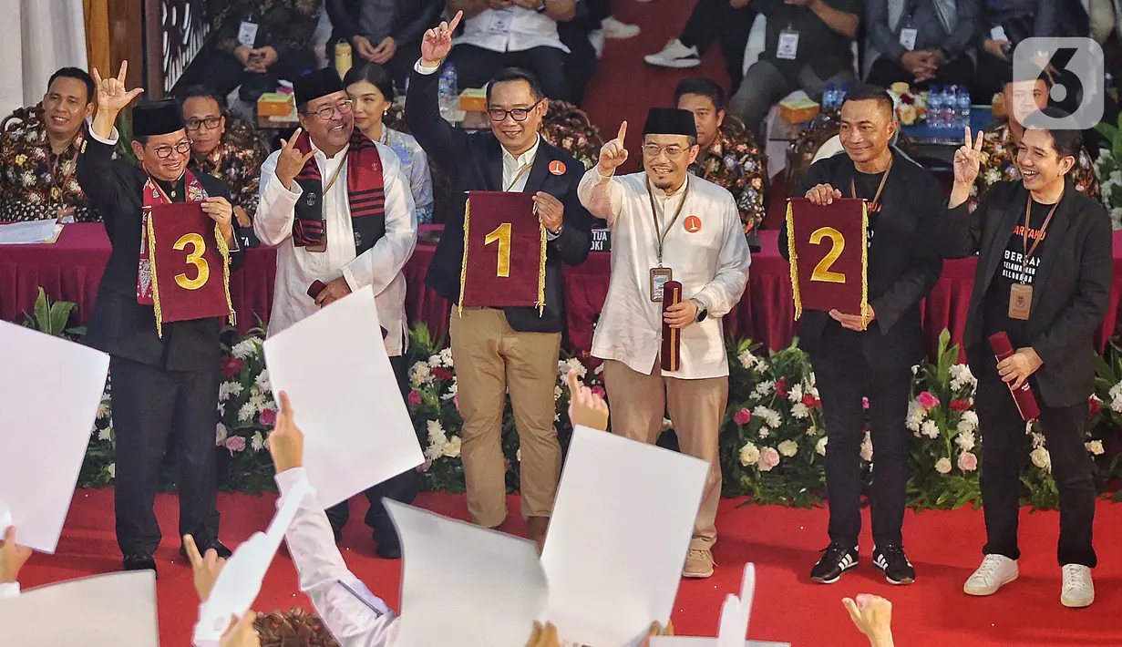Para kandidat calon gubernur dan calon wakil gubernur DKI Jakarta menunjukkan hasil undian no urut pasangan calon pada Pemilihan Gubernur DKI Jakarta 2024 di Kantor Komisi Pemilihan Umum Daerah (KPUD) Jakarta, di Jalan Salemba Raya, Senen, Jakarta Pusat, Senin (23/9/2024). (Liputan6.com/Angga Yuniar)