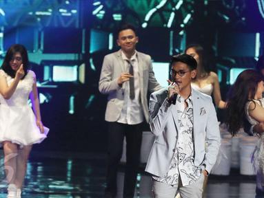 Aksi panggung Afgan saat tampil pada malam puncak perayaan HUT 26 SCTV di Istora Senayan, Jakarta, Rabu (24/8). Malam itu, Afgan membawakan lagunya yang berjudul 'Kunci Hati'. (Liputan6.com/Herman Zakharia)