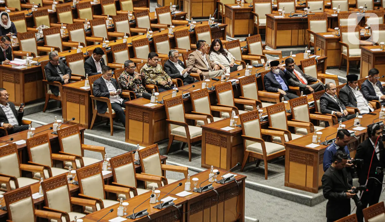 Puan kembali menanyakan persetujuan kepada anggota dari enam fraksi. "Jadi Fraksi PDI Perjuangan, Fraksi Partai Golkar, Fraksi Partai Gerindra, Fraksi PKB, Fraksi PAN, dan Fraksi PPP setuju ya?," tanya Puan, dijawab persetujuan anggota. (Liputan6.com/Faizal Fanani)