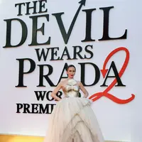 Melihat detail penampilan Emily Blunt di World Premiere The Devil Wears Prada 2 (Photo by Dia Dipasupil / GETTY IMAGES NORTH AMERICA / Getty Images via AFP)