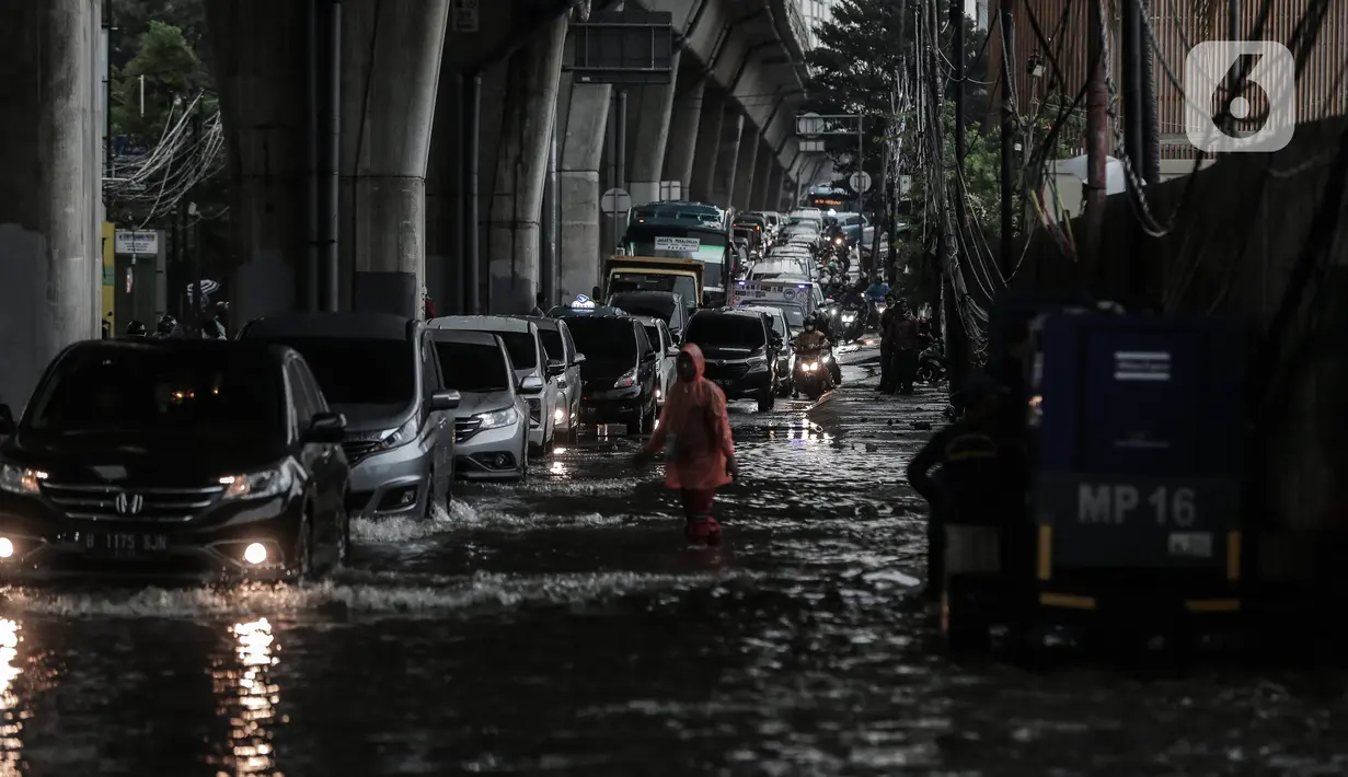 Sejumlah kendaraan menerobos Banjir yang menggenangi kawasan Seskoal - Cipulir, Jakarta, Selasa (4/4/2022). Hujan yang mengguyur wilayah Ibu Kota Jakarta mengakibatkan banjir menggenangi kawasan Simpang Seskoal, Kebayoran Lama, Jakarta. Banjir setinggi 50cm - 1 meter disebabkan saluran pembuangan berukuran kecil tersumbat. (Liputan6.com/Johan Tallo)