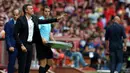 Pelatih Barcelona, Luis Enrique terus mengatur strategi saat timnya melawan Sporting Gijon pada lanjutan La Liga Spanyol di Stadion El Molinon, Gijon, Sabtu (24/9/2016) WIB. (REUTERS/Eloy Alonso)