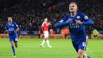 Video Jamie Vardy yang mencetak hattrick ketika berseragam Fleetwood Town FC pada musim 2011-2012 di kompetisi kasta bawah Inggris, League One. Saat ini Vardy berhasil mencetak rekor 11 gol beruntun melewati legenda Manchester United, Ruud van Nistel...