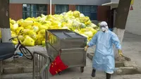 Seorang petugas memindahkan limbah medis Virus Corona COVID-19 di kampus barat Rumah Sakit Union Wuhan di Wuhan, Provinsi Hubei, China tengah, pada 19 Februari 2020. (Xinhua/Cai Yang)