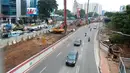 Kendaraan melintas di sisi pembangunan proyek Light Rail Transit (LRT) di depan BNN, Cawang, Jakarta, Selasa (23/5). Pengerjaan LRT Cawang-Dukuh Atas mulai memasuki tahap pengerjaan Long Span (bentang panjang) pada minggu ini.(Liputan6.com/Yoppy Renato)