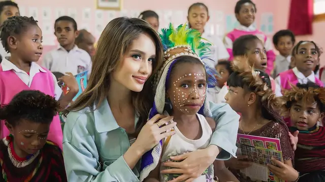 7 Potret Cinta Laura Kunjungi Sekolah Papua, Selalu Jadi Inspirasi