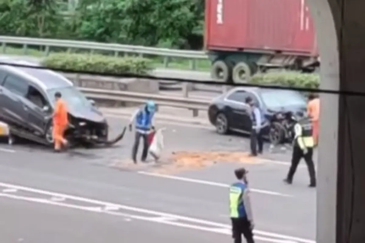 Mobil lawan arah di tol. ©Instagram.com/lumbantoruan.17