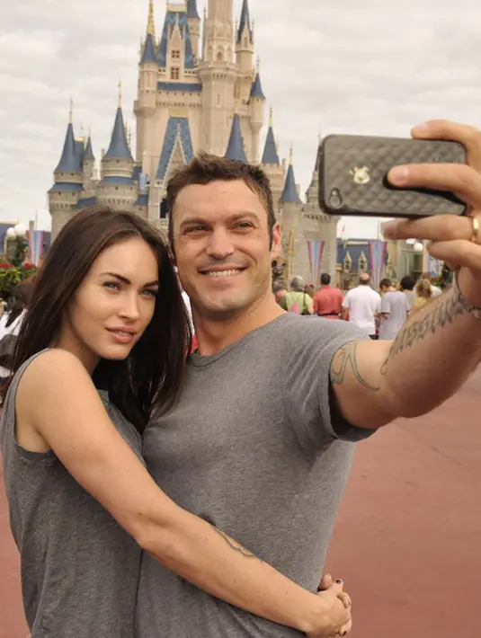 Megan Fox dan Brian Austin Green berfoto di Magic Kingdom, Florida. Foto diambil 26 November 2010. Pasangan yang beda usia 13 tahun itu memutuskan bercerai setelah lima tahun menikah. (Gen Duncan/Disney melalui Getty Images/AFP)
