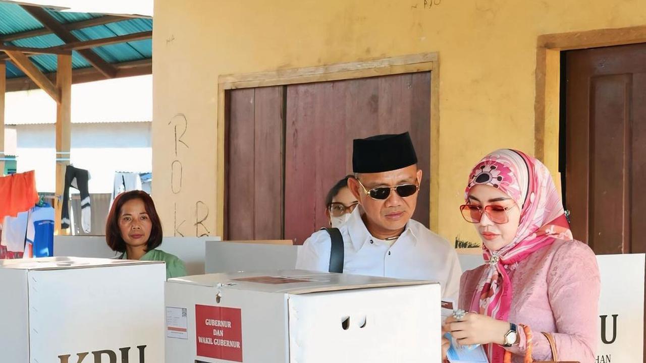Potret Bella Shofie Nyoblos Pilkada Temani Suami Mencalonkan sebagai Bupati Kabupaten Buru