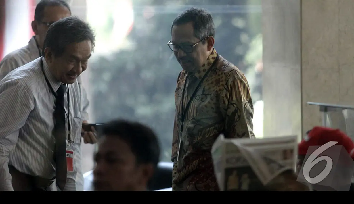 Muhadi menjalani pemeriksaan hampir delapan jam menyangkut kasus yang sudah menjerat Gubernur Banten, Ratu Atut Chosiyah, Jakarta, Jumat (21/8/2014) (Liputan6.com/Panji Diksana)