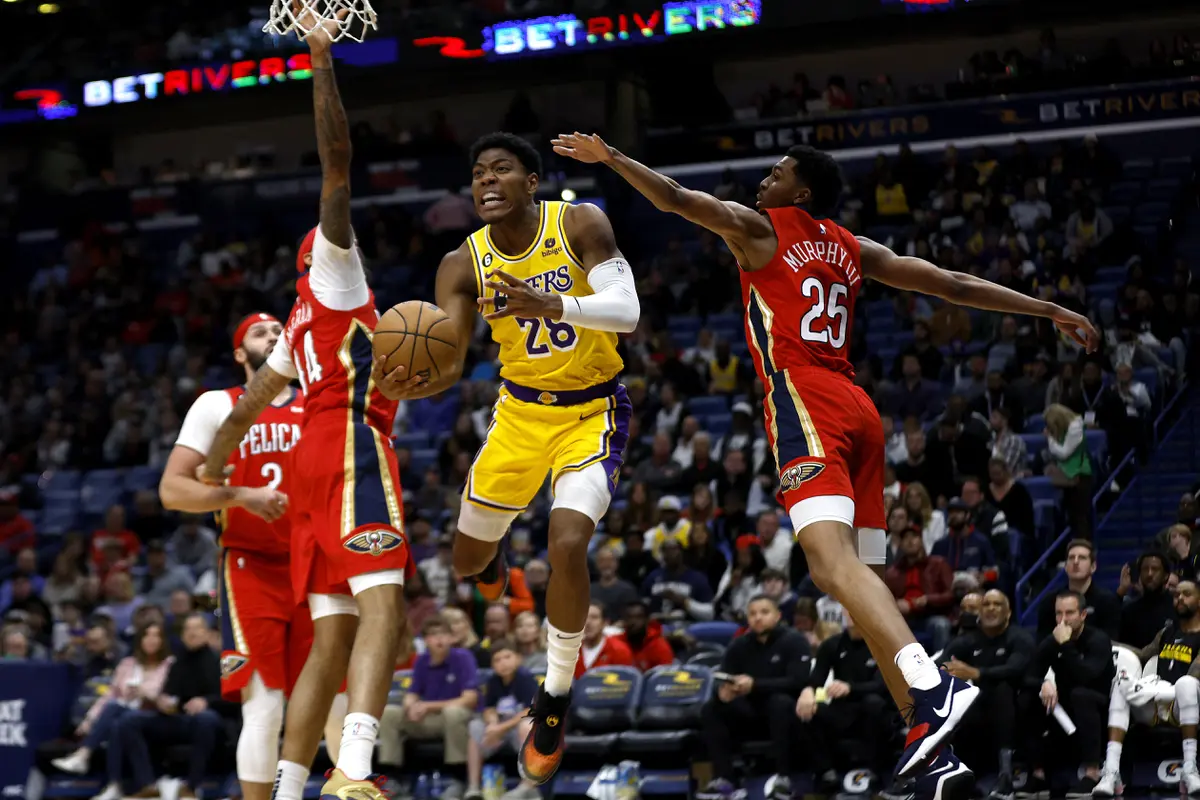 Aksi pemain Lakers Rui Hachimura saat melawan Rockets di lanjutan NBA
