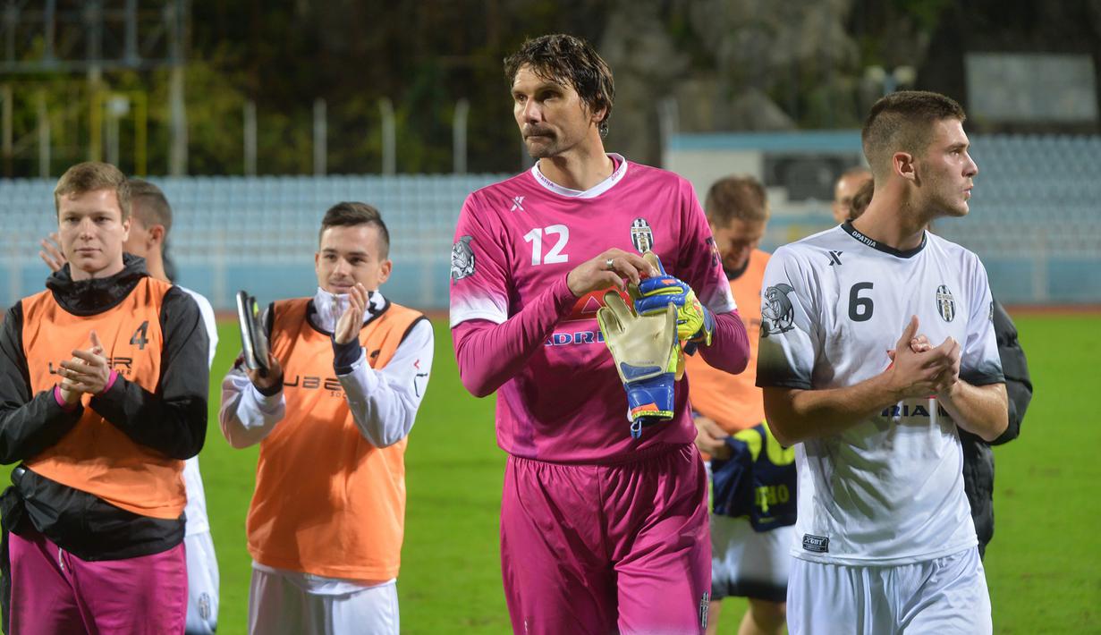 Vanja Ivesa. Kiper Kroasia berusia 44 tahun ini memiliki tinggi 205 cm. Ia pensiun pada Juli 2021 di NK Opatija, klub Kroasia yang berlaga di Divisi Dua yang dibelanya sejak musim 2019/2020 hingga 2020/2021. Ia total tampil 36 laga dengan torehan 10 clean sheet dan kemasukan 39 gol. (novilist.hr)