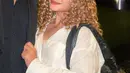Amel melengkapi penampilannya dengan kemeja oversize, sabuk hitam sebagai aksen, dan celana pendek hitam, membuat gaya Carrie Bradshaw versi Amel ini terlihat begitu autentik.  [@amelcarla].