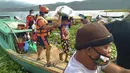 Keluarga dievakuasi ke tempat yang lebih aman di provinsi Camarines Sur, Filipina (31/10/2020). Keluarga yang tinggal di dekat kota-kota pesisir mulai pindah ke pusat-pusat evakuasi saat topan kuat mendekati negara itu. (Philippine Coast Guard via AP)