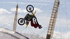 Pemimpin Nitro Circus dan stunt rider profesional, Travis Pastrana melakukan aksi backflip dengan sepeda motor di atas Sungai Thames, London, Kamis (5/10). Travis Pastrana berhasil melakukan backflip di atas Sungai Thames. (AP Photo/Alastair Grant)