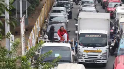 Pelajar menumpang truk terbuka yang melintas di kawasan Lenteng Agung, Jakarta, Senin (8/4). Perilaku buruk tersebut membahayakan keselamatan diri mereka dan pengguna jalan lain. (Liputan6.com/Immanuel Antonius)