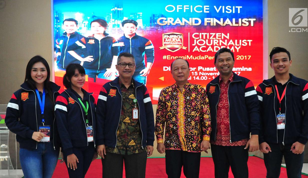 Pemimpin Redaksi Liputan6.com, Mohamad Teguh (ketiga kanan) berfoto bersama Sekretaris Pertamina, Syahrial Mochtar (ketiga kiri) dan perwakilan finalis Citizen Journalist Academy di Kantor Pusat Pertamina, Jakarta, Rabu (15/11).(Liputan6.com/Helmi Afandi)