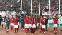 Para pemain Timnas Indonesia U-16 menyapa suporter setelah mengalahkan Timor Leste 3-0 pada matchday keempat Piala AFF U-16 2018 di Stadion Gelora Delta, Sidoarjo, Sabtu (4/8/2018). (Bola.com/Aditya Wany)