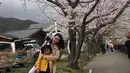 Kamis (5/4/2018) Ayu Ting Ting bersama putrinya Bilqis serta orangtuanya meninggalkan Tanah Air untuk berlibur ke Jepang. Selama beberapa hari penyanyi dangdut asal Depok itu mengisi liburan. (Instagram/mom_ayting92_)