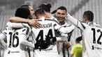 Penyerang Juventus, Cristiano Ronaldo dan timnya berselebrasi setelah bek AS Roma, Roger Ibanez mencetak gol bunuh diri pada pekan ke-21 Liga Italia di Allianz Stadium, Minggu dinihari WIB (7/2/2021). Kemenangan Juventus ditentukan Ronaldo dan gol bunuh diri Ibanez. (Marco Alpozzi/LaPresse via AP)
