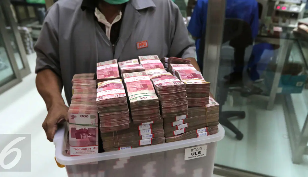 Petugas membawa uang di ruang penyimpanan uang BNI, Jakarta, Senin (2/11/2015). Lembaga Penjamin Simpanan (LPS) mencatat jumlah rekening simpanan dengan nilai di atas Rp2 M pada bulan September mengalami peningkatan . (Liputan6.com/Angga Yuniar)