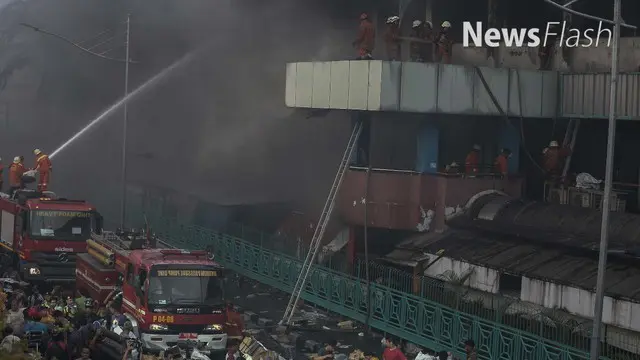Puluhan petugas pemadam kebakaran hingga kini masih berupaya melakukan upaya pemadaman api yang membakar ratusan kios aksesoris di Pasar Senen, Jakarta Pusat.