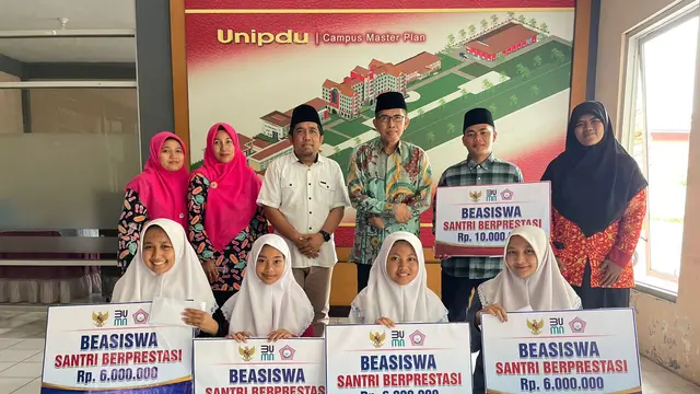 Pemberian beasiswa kepada para santri dan santriwati berprestasi Pondok Pesantren Darul’Ulum Jombang (Istimewa)