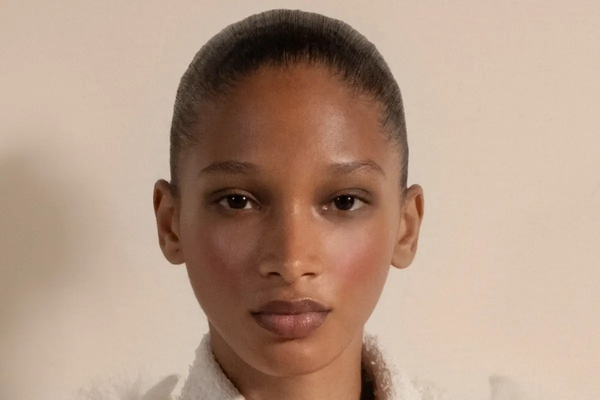 Chanel Populerkan Kembali Clean Girl Makeup di Haute Couture FW 2025/26,  Minimalis, Glowy, dan Chic