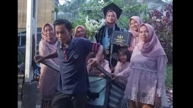 Momen Haru Ayah Ajak Putrinya Naik Gerobak Sampah Usai Lulus Kuliah di Kampus Mahal