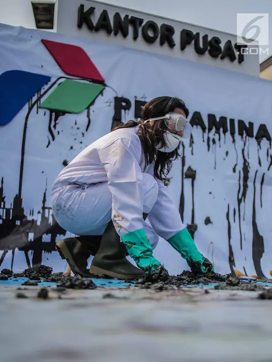 Aktivis dari Koalisi Organisasi Masyarakat Sipil (KORMAS) melakukan aksi teatrikal di Kantor Pusat Pertamina Jakarta, Rabu (18/9/2019). Aksi menginformasikan bahwa ekosistem perairan Karawang dan sekitarnya yang terkena dampak tumpahan minyak butuh tindakan penyelamatan. (Liputan6.com/Faizal Fanani)