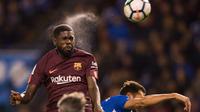 Pemain Barcelona Samuel Umtiti menyundul bola saat melawan Deportivo dalam pertandingan La Liga Spanyol di stadion Riazor, Spanyol (29/4). Dengan kemenangan ini Barcelona memastikan gelar juara La Liga Spanyol. (AP/Lalo R. Villar)