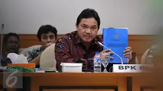 Anggota BPK, Achsanul Qosasi saat rapat dengan Pansus Pelindo II, Jakarta, Rabu (2/12/2015). Kedatangan BPK untuk menyerahkan hasil audit terhadap PT Pelindo II terkait pengelolaan JICT. (Liputan6.com/Johan Tallo)